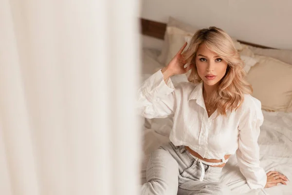 Elegant Beautiful Blonde Woman Blond Hairstyle Fashionable White Shirt Vintage — Fotografia de Stock