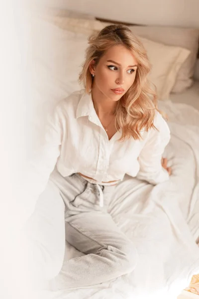 Pretty Blonde Woman Model White Elegant Shirt Jeans Sits Rest — ストック写真