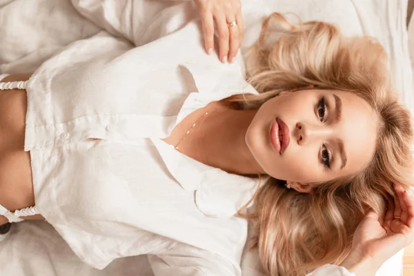 Pretty Young Blonde Woman Blond Hair White Shirt Lies Resting — Stockfoto