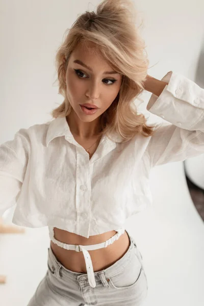 Fashionable Beautiful Model Woman Curly Blond Hair Cute Face Trendy — Stok fotoğraf