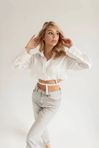 Beautiful Young Woman Model Fashionable Shirt High Waist Jeans Studio — Foto Stock