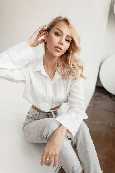 Glamorous Beautiful Young Woman Model Trendy Casual Clothes White Shirt — Zdjęcie stockowe