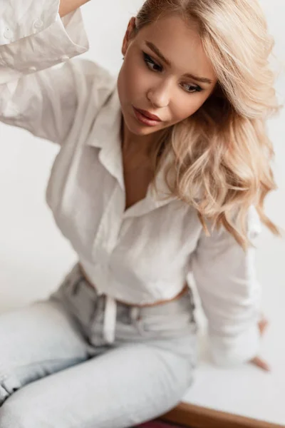 Fashionable Portrait Headshot Beautiful Blonde Girl Hair White Shirt Jeans — ストック写真