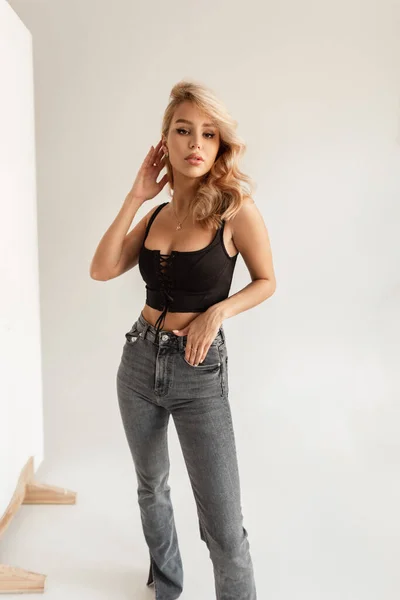 Stylisch Schöne Sexy Blonde Frau Modischen Schwarzen Top Shirt Mit — Stockfoto