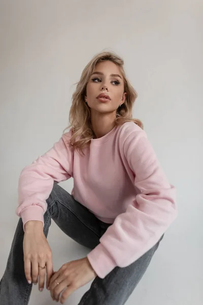 Beautiful Young Woman Hipster Blond Hair Fashion Pink Sweatshirt Vintage — Fotografia de Stock