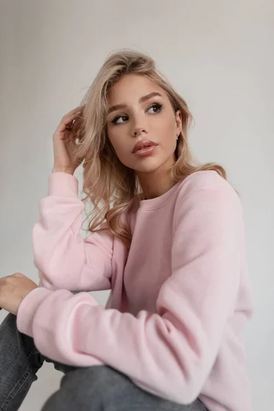 Glamorous Young Stylish Girl Blonde Hair Pink Fashionable Sweatshirt Vintage — стоковое фото