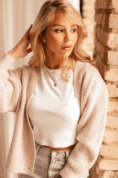 Stylowa Słodka Kobieta Blond Fryzurą Modnej Dzianiny Sweter Biały Shirt — Zdjęcie stockowe