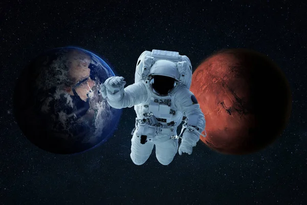 우주복을 비행사 우주로 날아가서 임무를 합니다 우주비행사는 지구에서 화성까지 — 스톡 사진