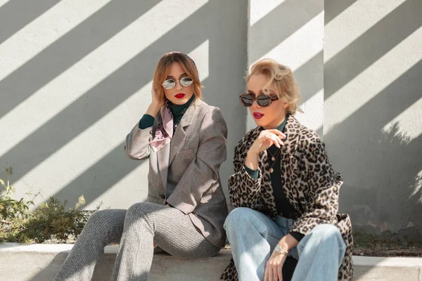 Duas Belas Namoradas Glamourosas Mulheres Com Óculos Sol Retro Roupa — Fotografia de Stock