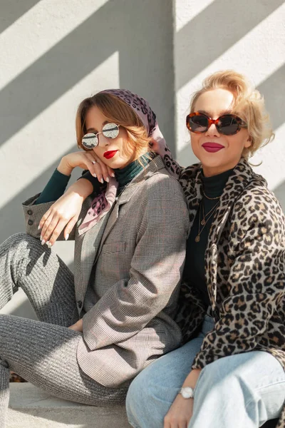 Due Ragazze Alla Moda Hipster Con Occhiali Sole Vintage Abiti — Foto Stock