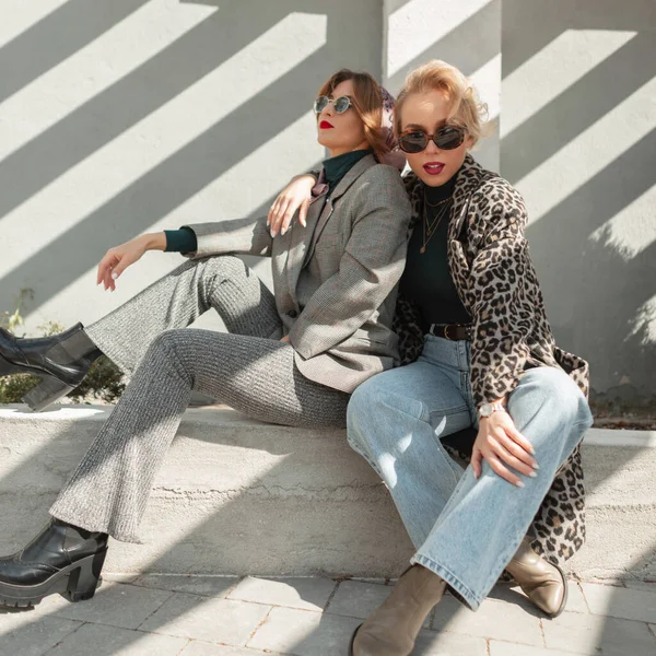 Δύο Γοητευτικές Νεαρές Φίλες Μοδάτα Ρούχα Κάθονται Στο Δρόμο Φώτα — Φωτογραφία Αρχείου