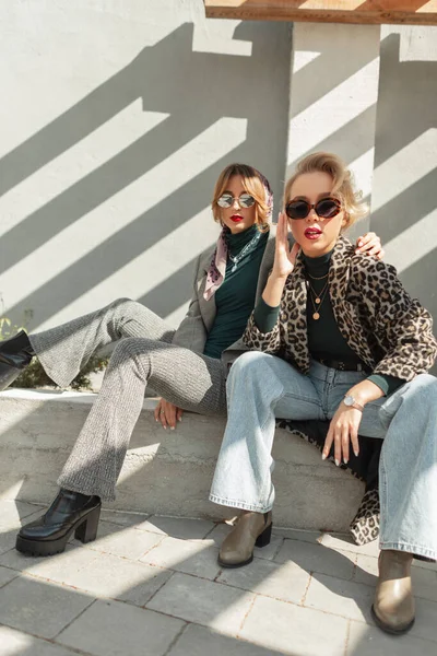 Beautiful Stylish Young Hipster Girls Sunglasses Fashionable Clothes Sitting Salty — Stock Photo, Image