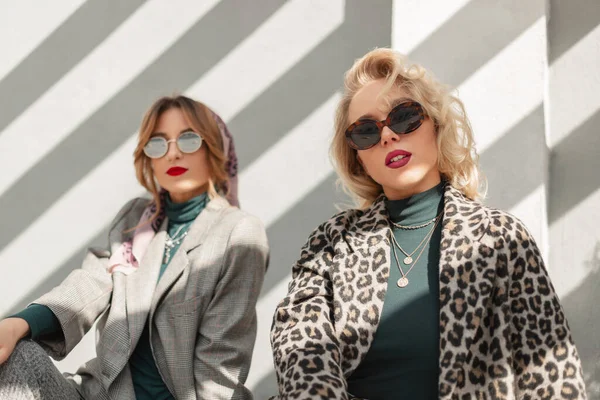 Twee Mooie Jonge Modellen Meisjes Met Vintage Zonnebril Trendy Stijlvolle — Stockfoto