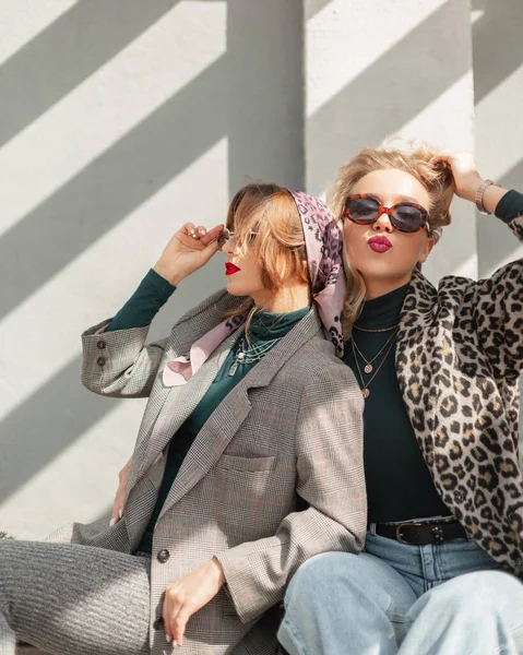 Two Trendy Hipster Girls Cool Sunglasses Stylish Clothes Fashion Leopard — Stock Photo, Image