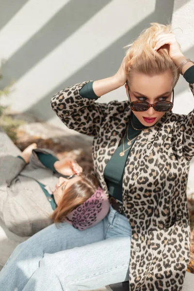 Mulher Loira Moda Com Óculos Sol Casaco Leopardo Moda Jeans — Fotografia de Stock