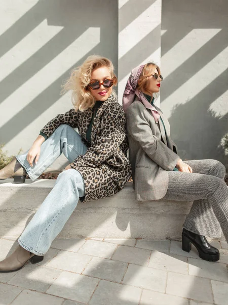 Twee Grappige Stijlvolle Jonge Vriendinnen Modieuze Herfstkleding Met Een Zonnebril — Stockfoto