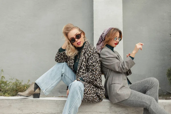 Dos Hermosas Mujeres Hipster Ropa Vintage Con Estilo Ciudad Moda — Foto de Stock