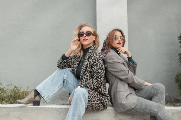 Dos Mujeres Rubias Hermosas J venes Ropa Moda Est n Cerca Pared