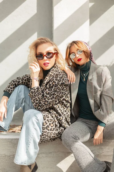 Due Giovani Ragazze Glamour Abiti Alla Moda Con Occhiali Sole — Foto Stock