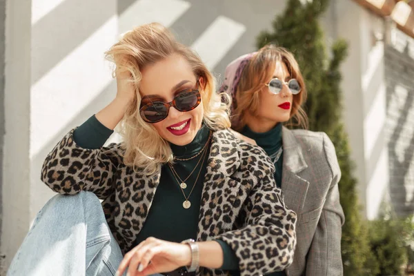 Imagem Duas Jovens Amigas Mulheres Felizes Com Óculos Sol Moda — Fotografia de Stock