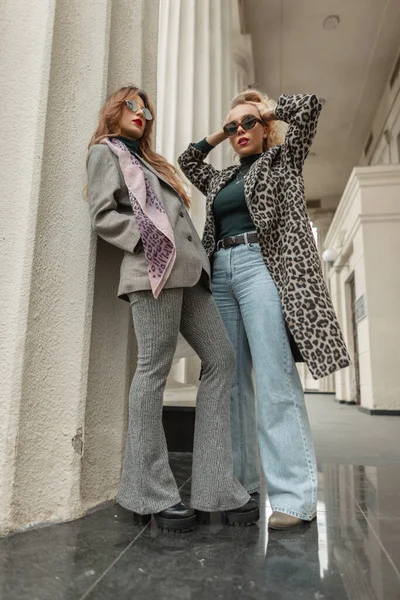 Two Stylish Young Beautiful Girls Fashionable Clothes Walking City Vintage — Stock Photo, Image