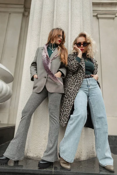 Eleganti Ragazze Bellezza Hipster Con Occhiali Sole Eleganti Stand Autunno — Foto Stock