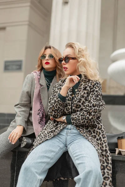 Due Ragazze Alla Moda Europee Hipster Con Occhiali Sole Cool — Foto Stock