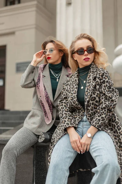 Due Ragazze Hipster Moda Indossano Occhiali Sole Alla Moda Elegante — Foto Stock