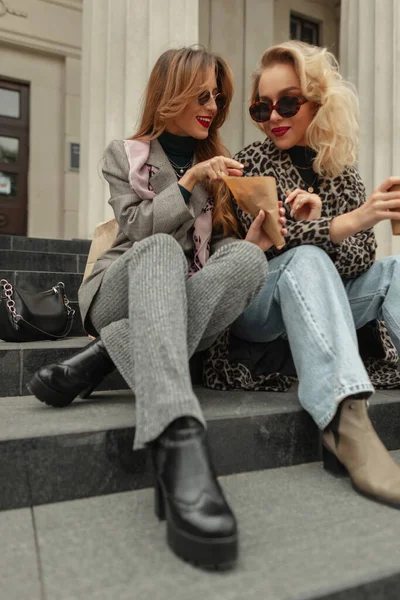 Смішні Модні Дівчата Стильному Вінтажному Одязі Сидять Сходах Міста Ють — стокове фото