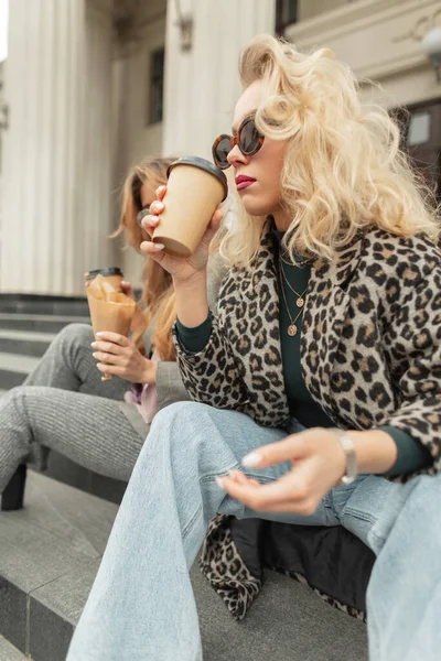 Meninas Bonitas Elegantes Com Copos Frescos Roupa Primavera Moda Com — Fotografia de Stock