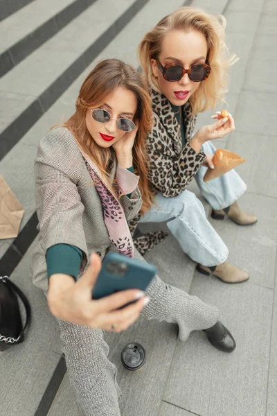 유행하는 멋있는 아가씨들 스마트폰으로 셀카를 도시에 — 스톡 사진