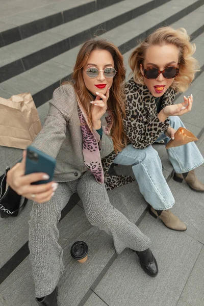 Rolig Lycka Ganska Unga Kaukasiska Flickor Med Solglasögon Fashionabla Kläder — Stockfoto