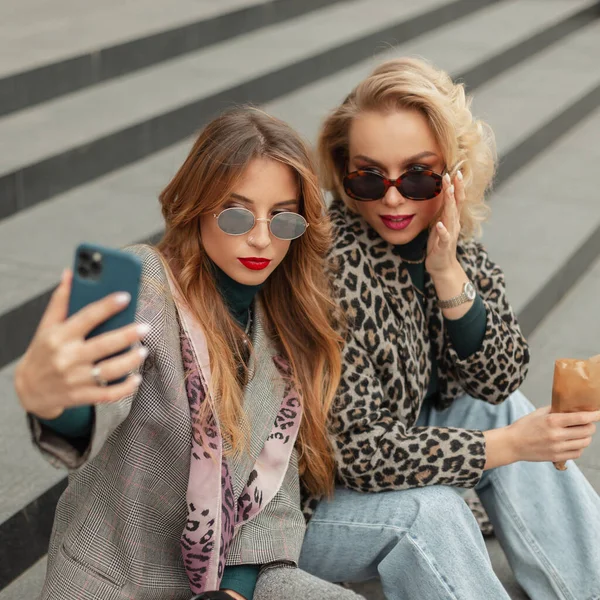 Two Stylish Bright Girls Fashionable Clothes Sit Steps Take Selfie — Stock Photo, Image