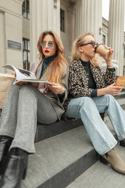 Ragazze Alla Moda Vestiti Alla Moda Leggendo Una Rivista Bevendo — Foto Stock