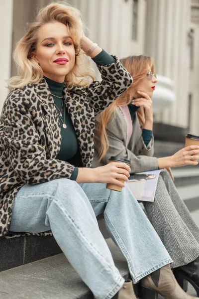 Meninas Bonitas Elegantes Hipster Namoradas Roupas Moda Sentado Nos Degraus — Fotografia de Stock