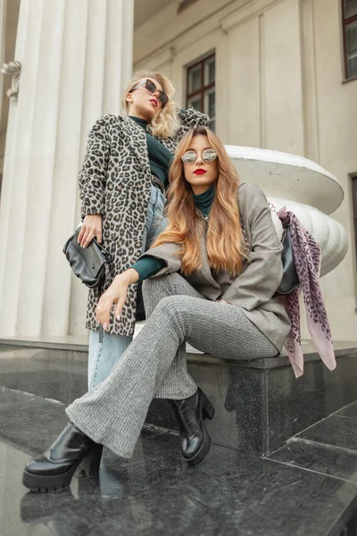 Due Belle Ragazze Alla Moda Eleganti Vestiti Alla Moda Città — Foto Stock