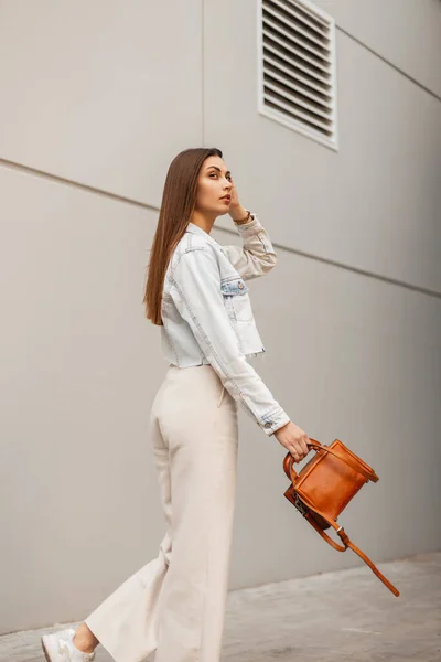 Mulher Moda Com Roupas Ganga Moda Com Bolsa Couro Jaqueta — Fotografia de Stock