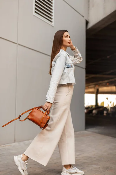 Menina Elegante Bonita Moda Jeans Roupas Casuais Com Saco Caminha — Fotografia de Stock
