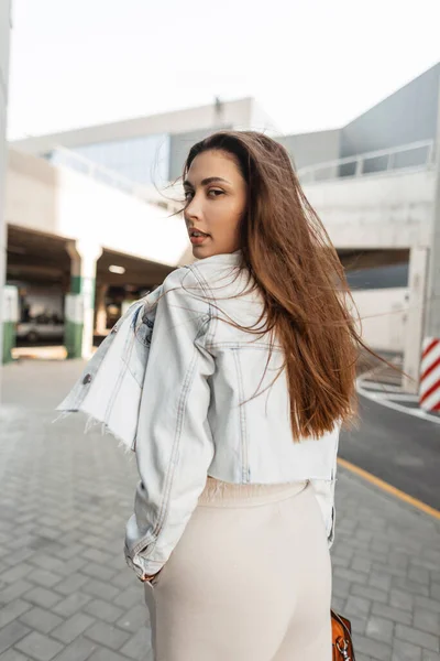 Mujer Caucásica Hermosa Moda Una Chaqueta Mezclilla Moda Bolso Caminando —  Fotos de Stock