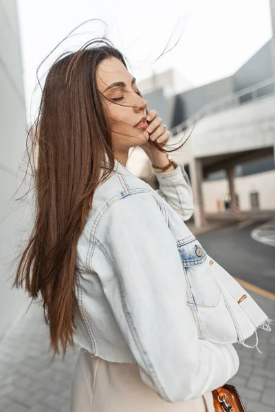 Joven Hermosa Chica Con Emociones Pacíficas Ropa Mezclilla Paseos Ciudad — Foto de Stock