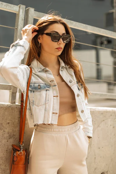 Hermosa Chica Modelo Moda Joven Con Gafas Sol Negras Con — Foto de Stock