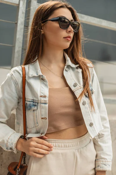 Menina Rua Bonita Moda Com Óculos Sol Elegantes Roupas Ganga — Fotografia de Stock