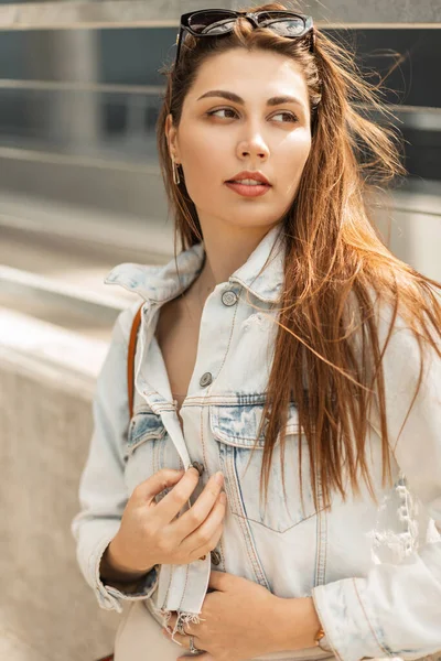 Elegante Hermosa Chica Hipster Joven Ropa Mezclilla Moda Con Una — Foto de Stock