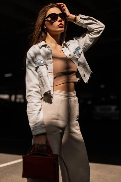 Мода Молодих Кавказьких Дівчат Модель Модними Сонцезахисними Окулярами Джинсах Куртка — стокове фото