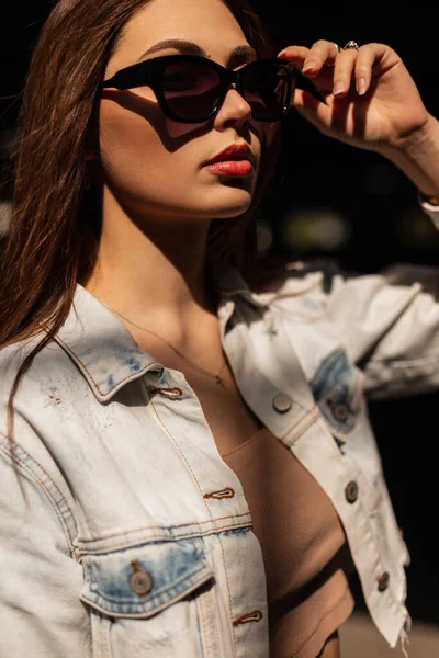 Stylowy Kobiecy Portret Pięknej Młodej Dziewczyny Model Modnych Okularach Przeciwsłonecznych — Zdjęcie stockowe