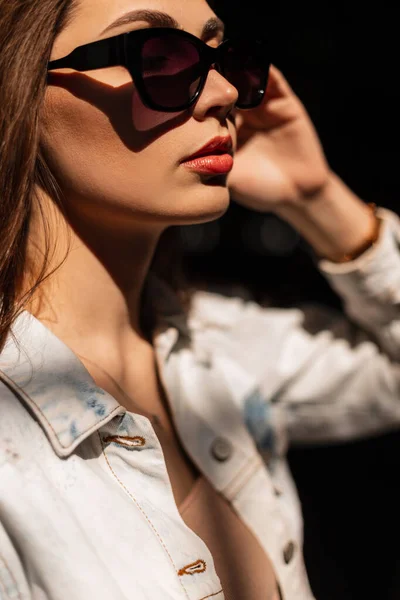 Módní Okouzlující Portrét Krásné Mladé Ženy Stylovými Slunečními Brýlemi Ležérní — Stock fotografie