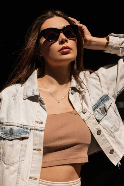 Cooles Junges Stadtmädchen Trendiger Jeansjacke Mit Sonnenbrille Einem Sonnigen Tag — Stockfoto