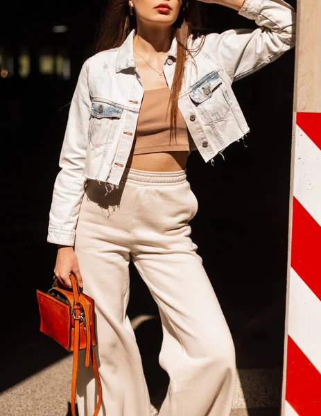 재킷을 핸드백을 유행하는 여자가 도시에 — 스톡 사진