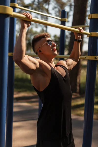Hipster Guapo Musculoso Hombre Los Deportes Con Auriculares Gafas Sol —  Fotos de Stock