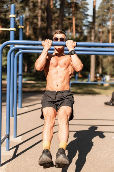 Joven Deportista Atleta Con Sexy Torso Muscular Cuelga Barras Horizontales — Foto de Stock